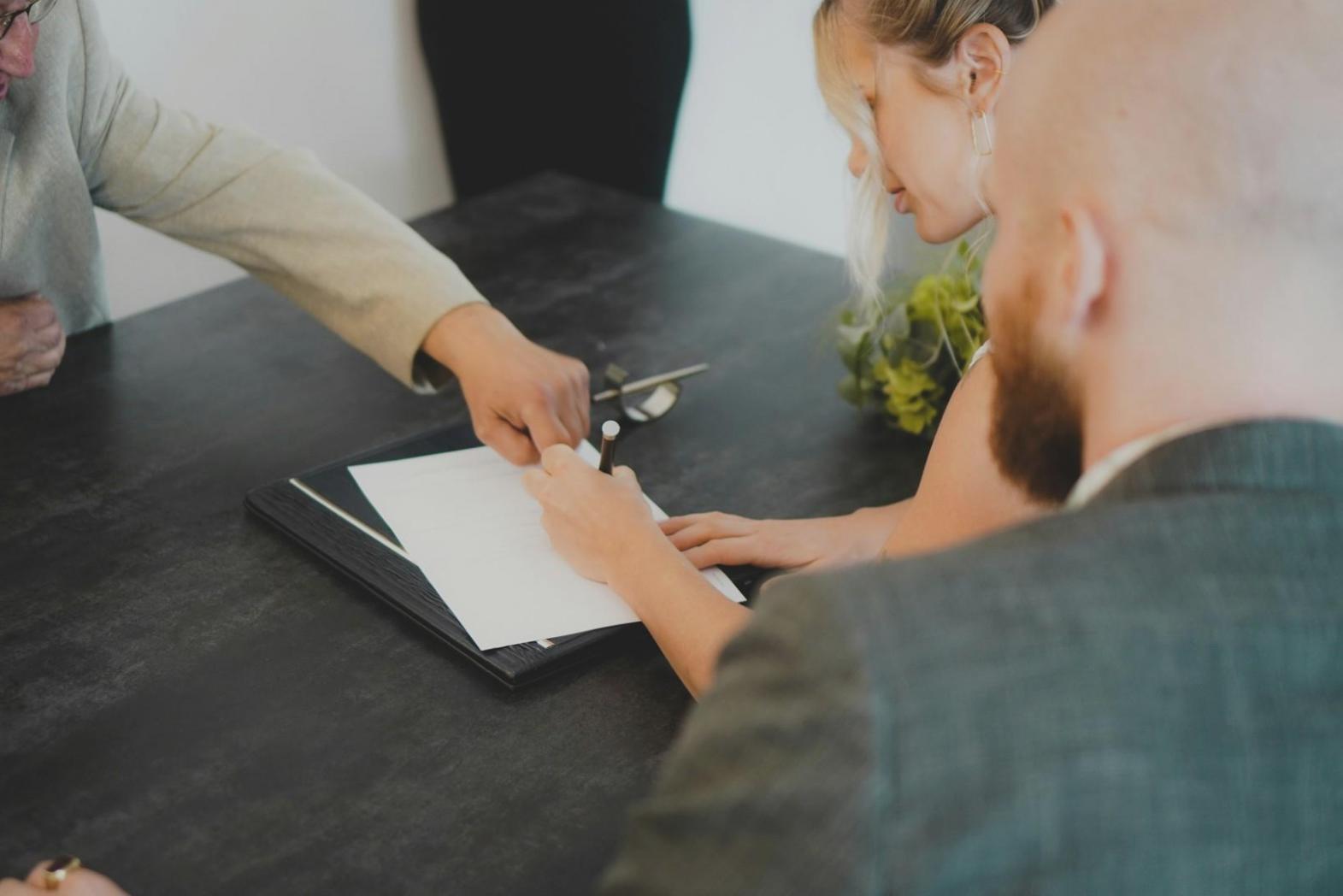 Teilnehmer analysieren Wirtschaftsindikatoren in interaktiver Lernumgebung