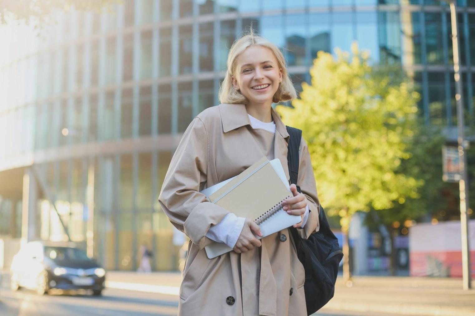 Beratungsgespräch über Wirtschaftsindikatoren und Finanzbildung