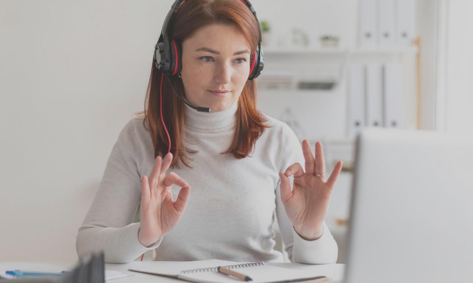 Teilnehmer analysieren Wirtschaftsdaten an einem modernen Arbeitsplatz