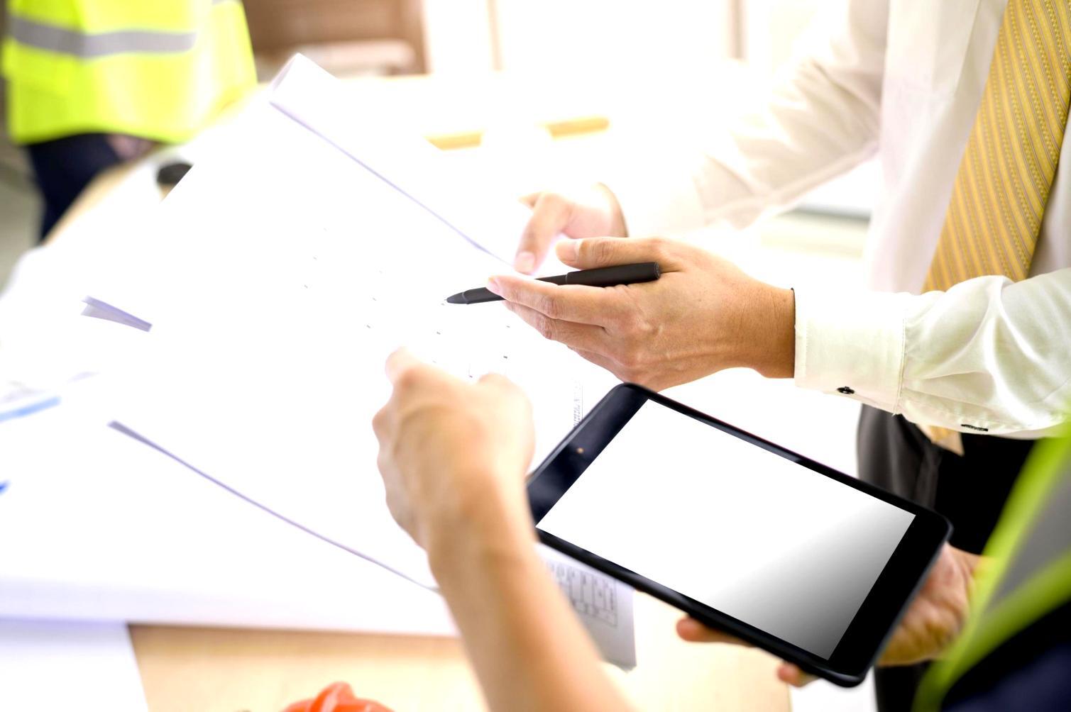 Wirtschaftsanalyst erklärt Markttrends anhand von Diagrammen