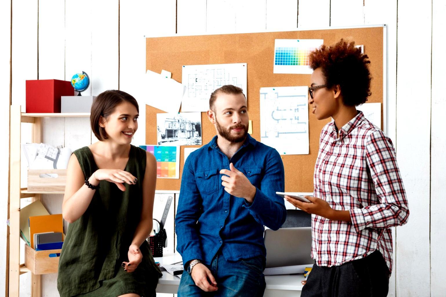 Moderner Arbeitsplatz mit Wirtschaftsdaten und Analysen